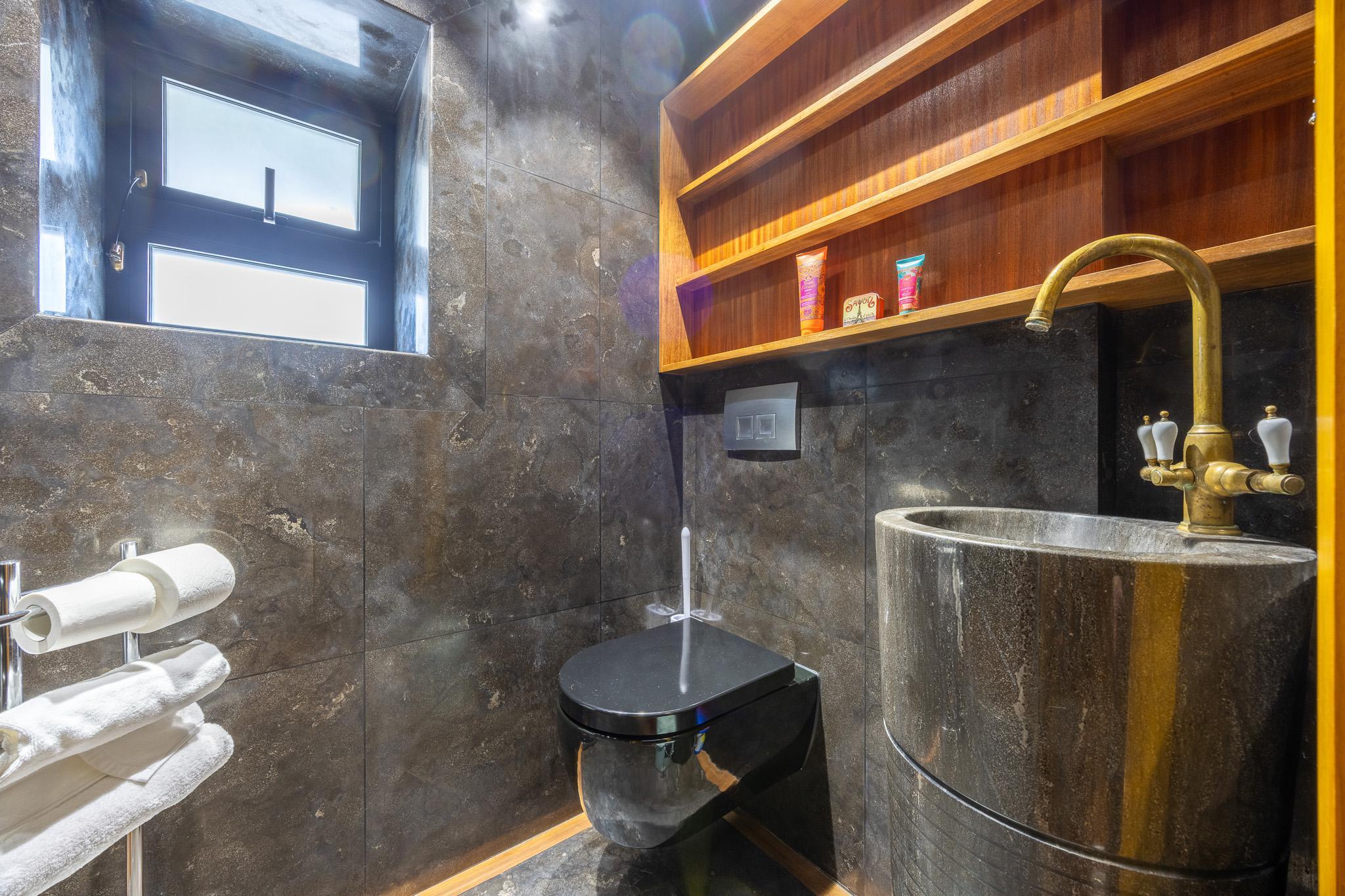 Deco Noir black granite ensuite