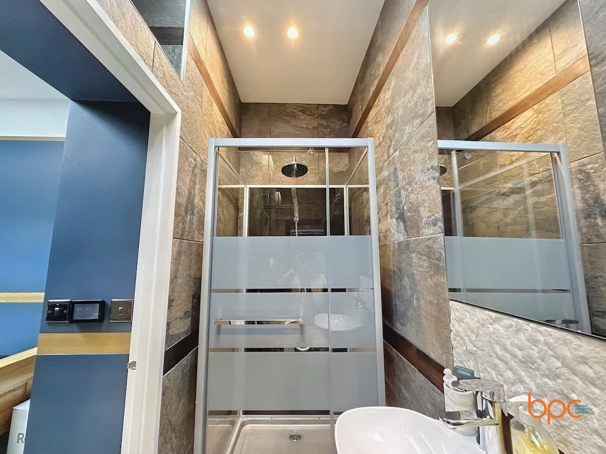 Flat marble ensuite