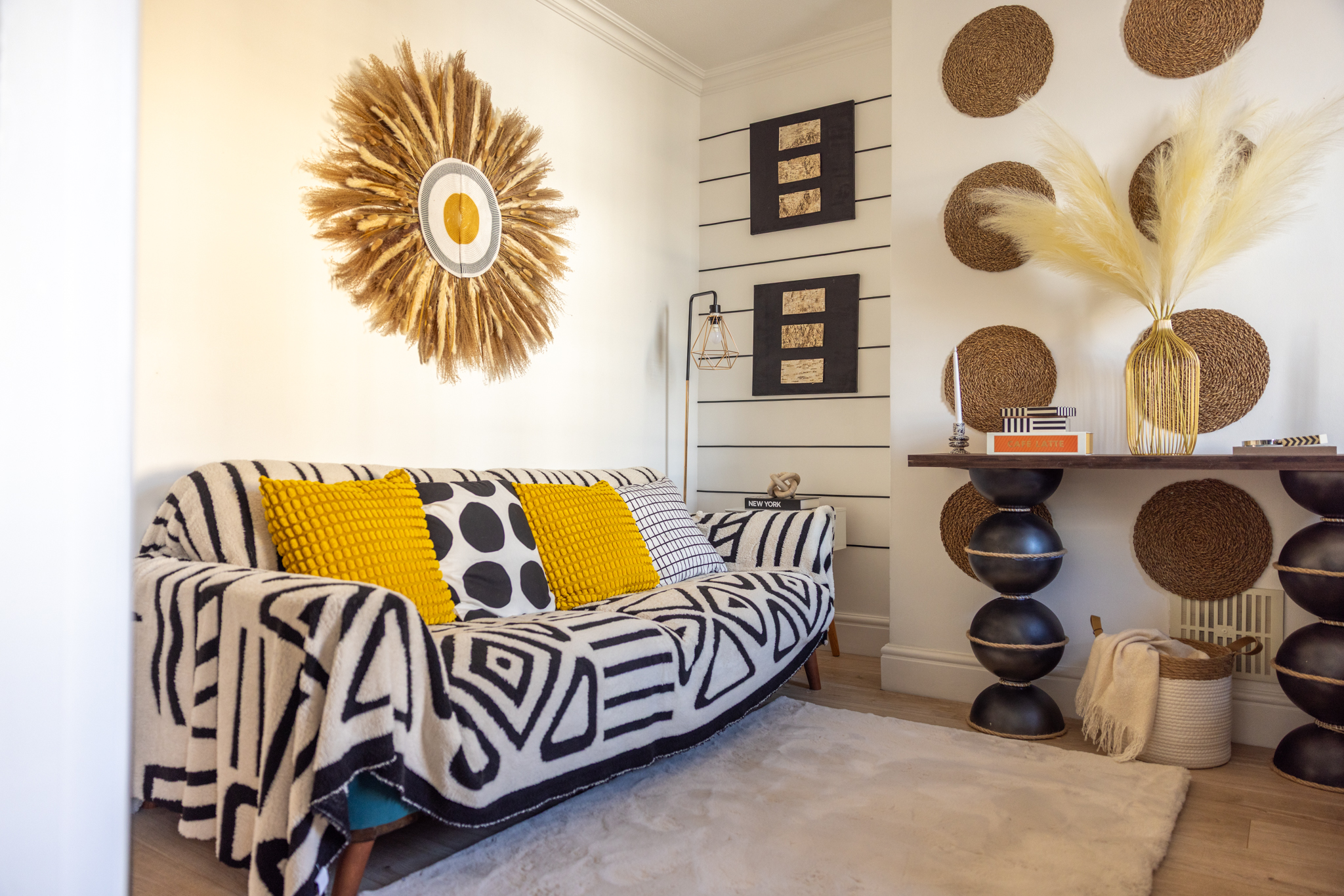 Juju hat wall & sofa